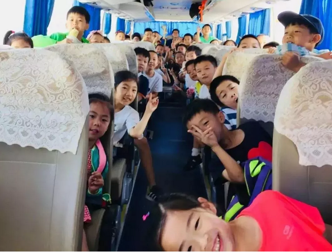 孩子们在大巴车上