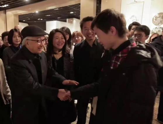 靳尚谊先生与高俊握手